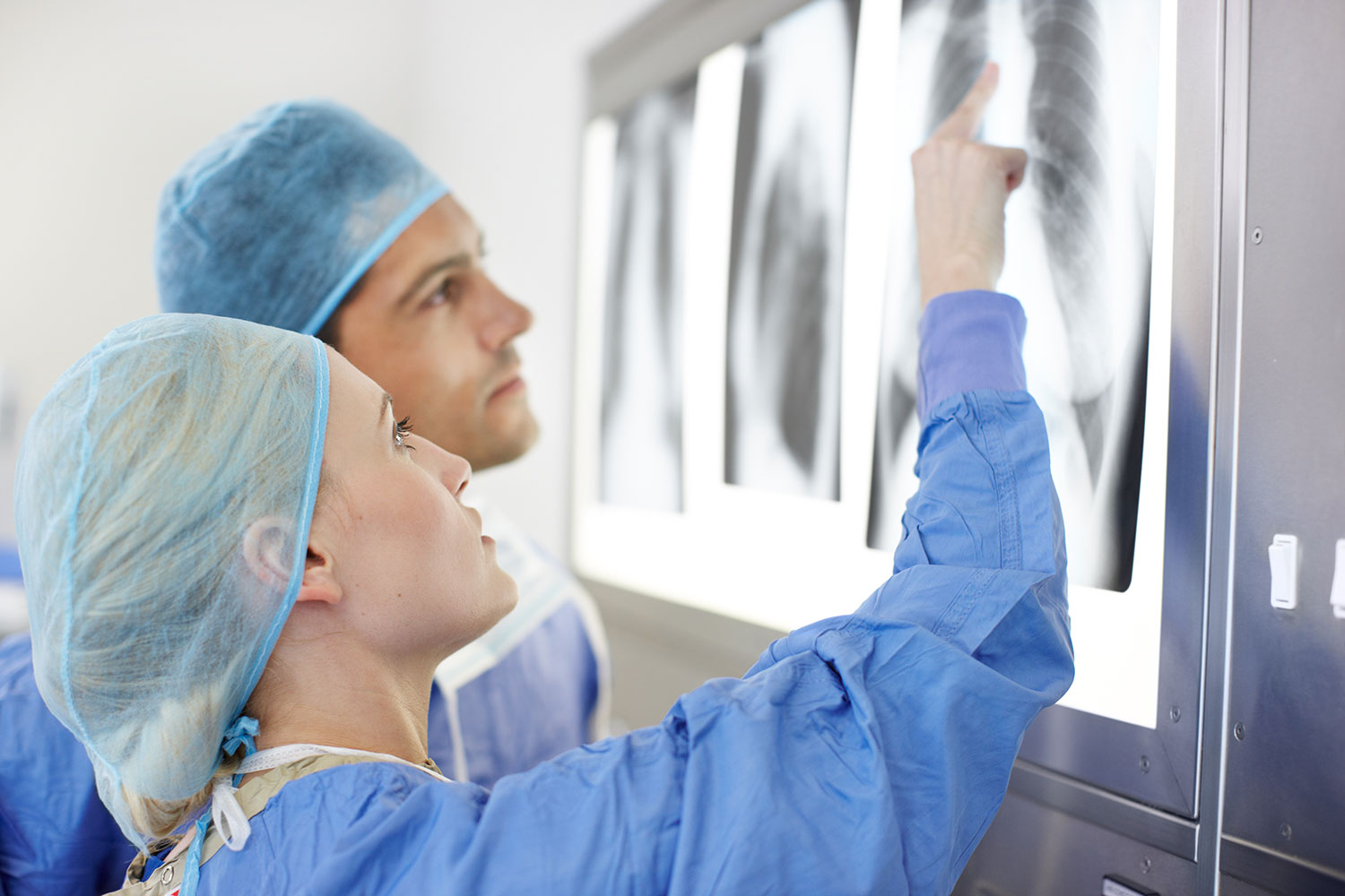 レントゲン写真を見る医師