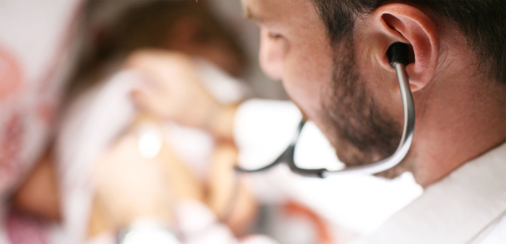 聴診器を当てる医師